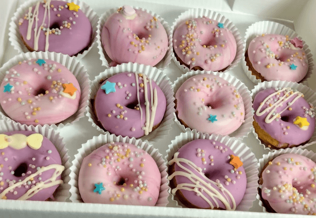 Elizangelacakes - Combo 20 Brownies ou 25 Mini Donuts ou 30 Bem Casado, a partir de R$50