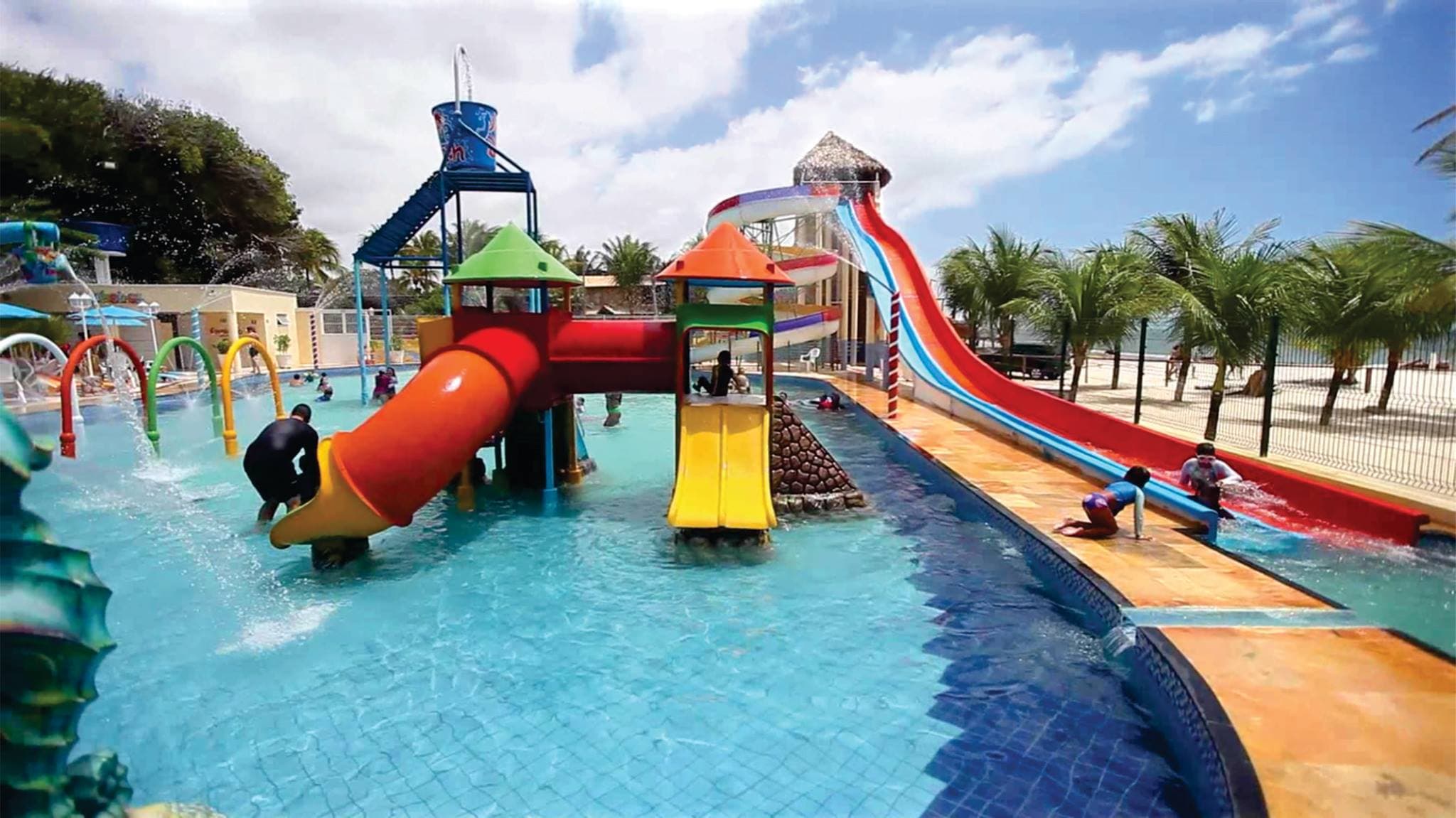 Acqua Beach - Cumbuco: 2 Passaportes para o Parque Aquático + Almoço! 