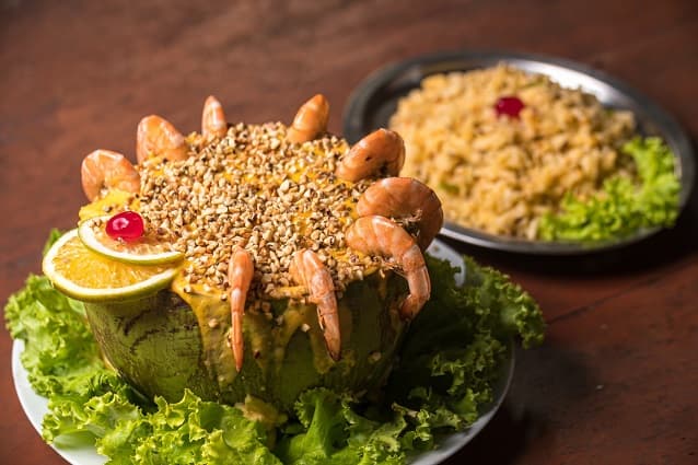 BARRACA CUCA LEGAL - Tilápia frita + 2 pulseiras ou Camarão no coco + 2 caipirinhas!