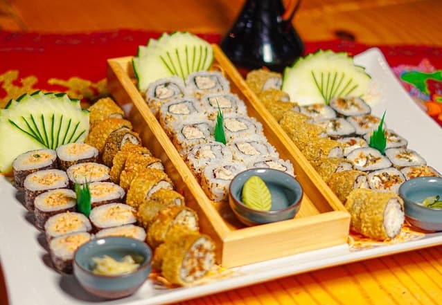 Red Black Oriental - Combo Sushi Família 50 peças, de R$133,00 por R$99,90!