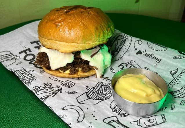 Boteco Mauá - Burger Chicken Bacon, Smash, Pulled ou Costela a partir de R$19,90!